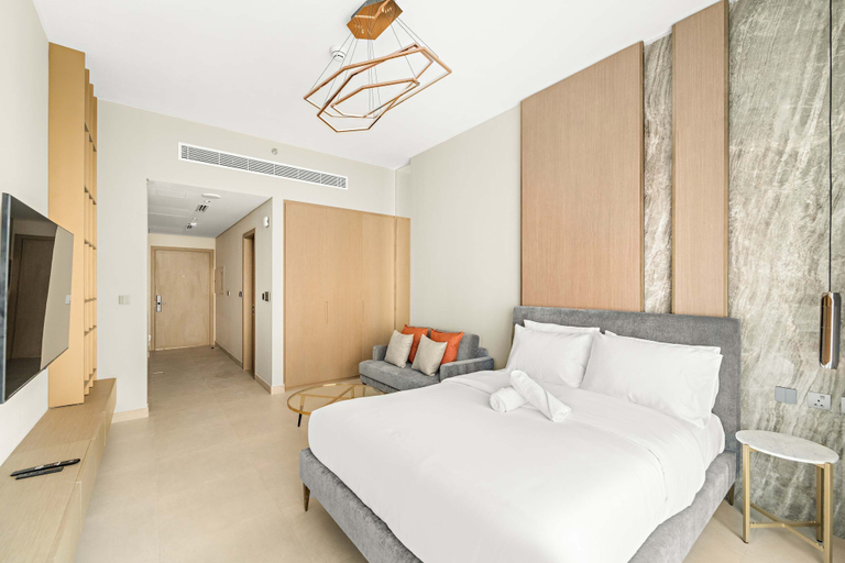 Room 5, High-end Studio With Rooftop Pool and gym, Dubai