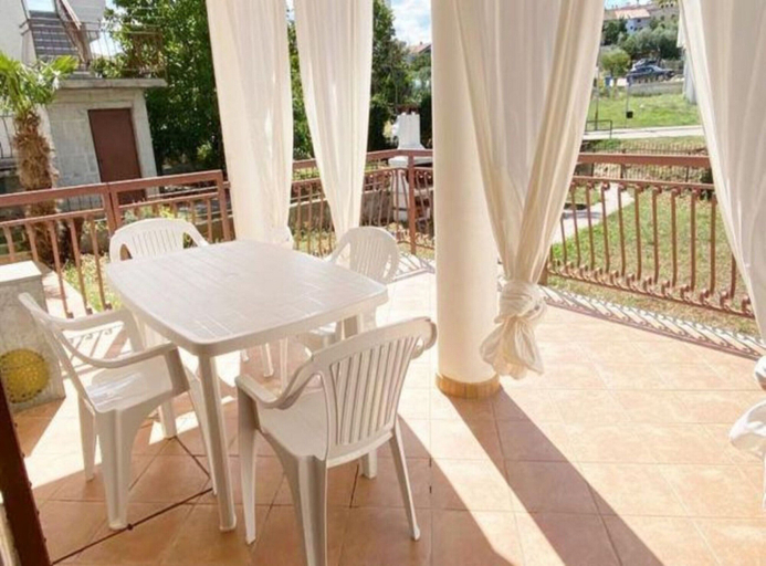 Balcony 2, Charming Apartment With Garden, Vrsar