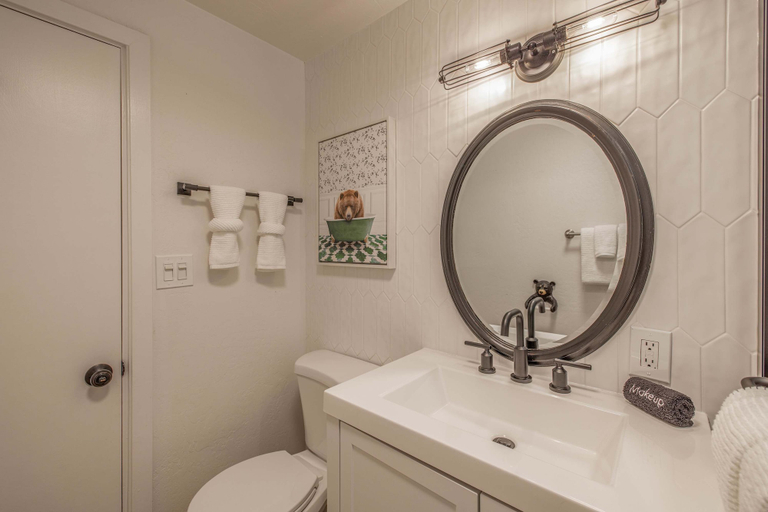 Bathroom 2, Quail Drive 2 Bdrm 1 Bath Modern Cabin Hot Tub, San Bernardino