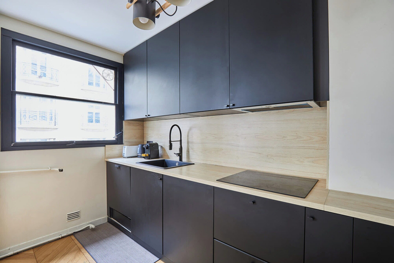 Private kitchen 2, Superb Apartement Tour Eiffel Invalides, Paris