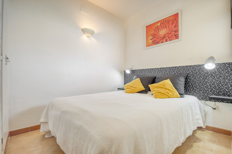 Room 2, Apartment in Spain Near Sta Margarita Beach, Girona