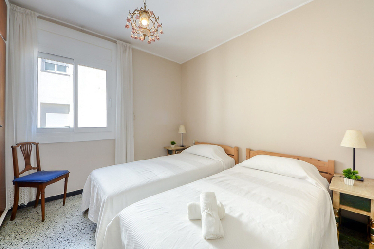 Room 3, Apartment by Roses Beach With Mountain Views, Girona