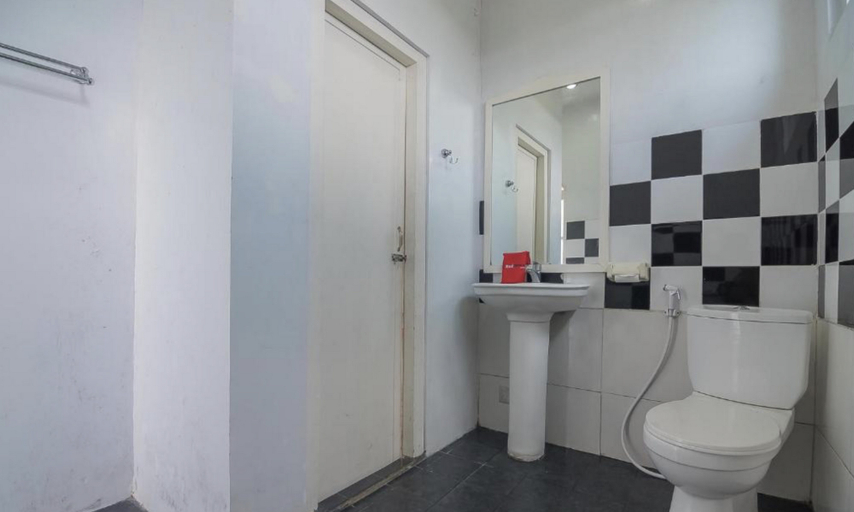 Bathroom 3, RedDoorz near Upi Sersan Bajuri Bandung, Bandung