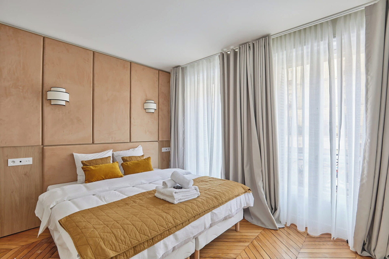Others 2, Two-bedroom Flat in Central Paris, Paris