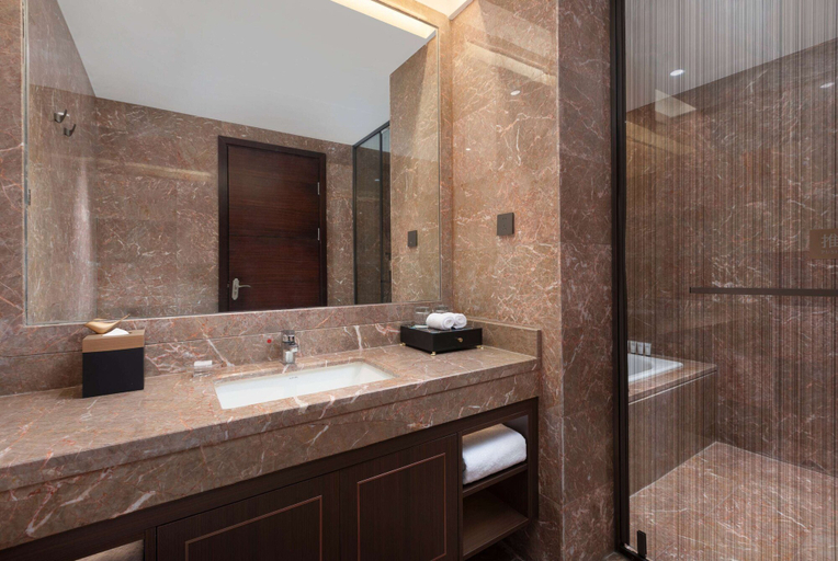 Bathroom 4, Wyndham Garden Qianjiang Downtown, Qianjiang