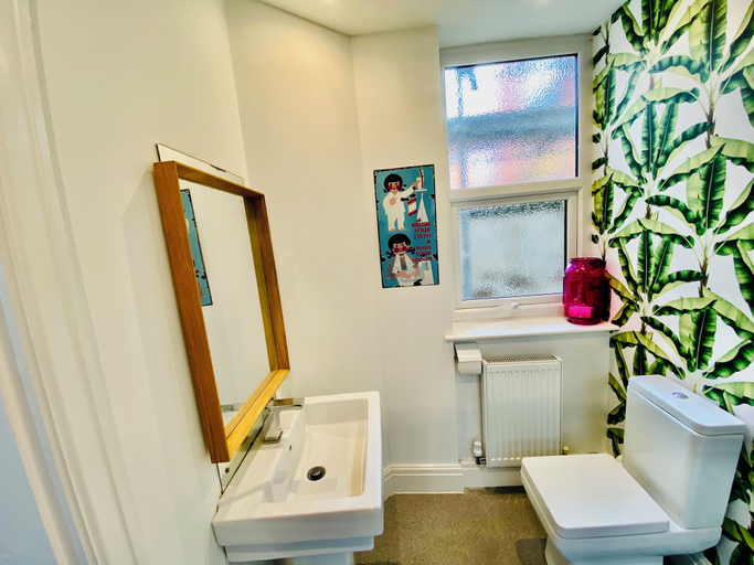Bathroom 2, Blackpool - 4 Beds - Sleeps 9 - Pet Friendly, Blackpool