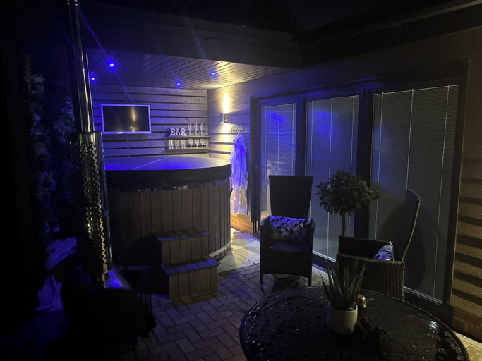 Outdoor spa tub, Sheffield-apartment-sleeps4-parking-hottub, Rotherham
