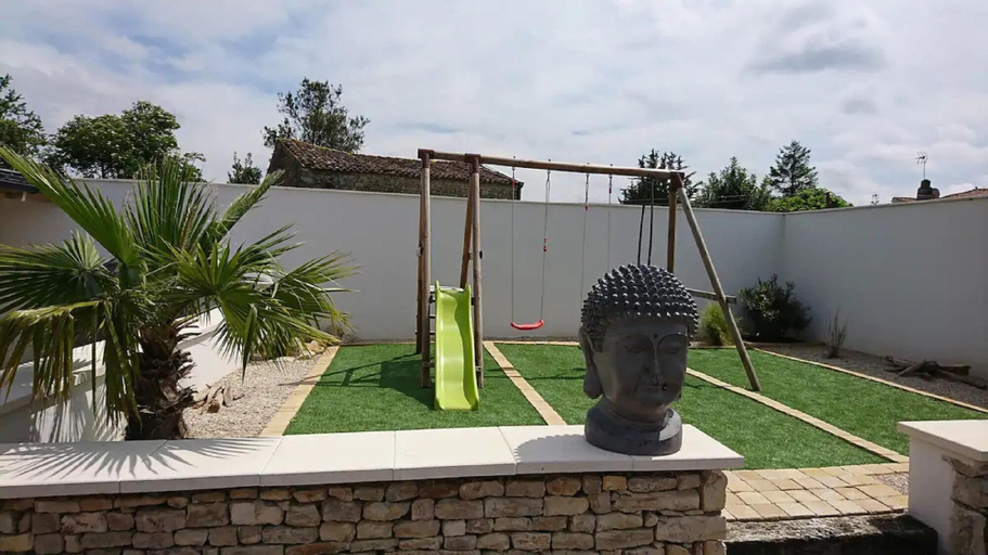 Property grounds, Villa in Nuaille-d'aunis With Private Pool, Charente-Maritime