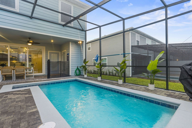 Room 1, Brand New 5 bed Villa in Windsor Cay, Lake
