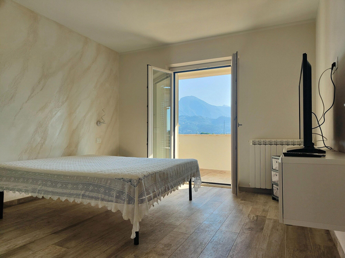 Room 2, Holiday Home for 5 Lido di Camaiore, Lucca