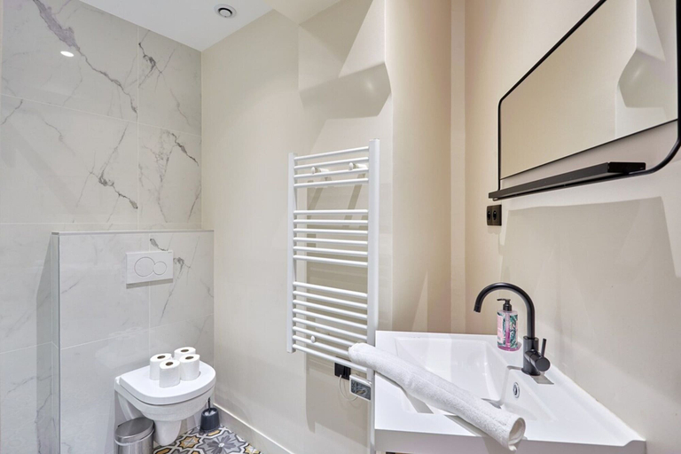 Bathroom 3, Superb Invalide Apartment Near Eiffel Tower, Paris