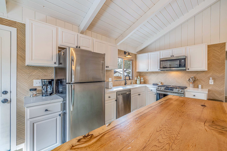 Private kitchen 3, Quail Drive 2 Bdrm 1 Bath Modern Cabin Hot Tub, San Bernardino