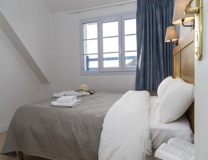 Bedroom 2, Apartment in Tregastel near the Beach, Côtes-d'Armor