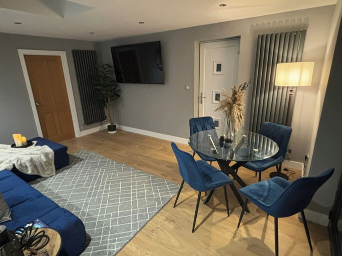 Dining 4, Sheffield-apartment-sleeps4-parking-hottub, Rotherham