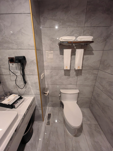 Bathroom 5, Royal International Hotel, City of Georgetown