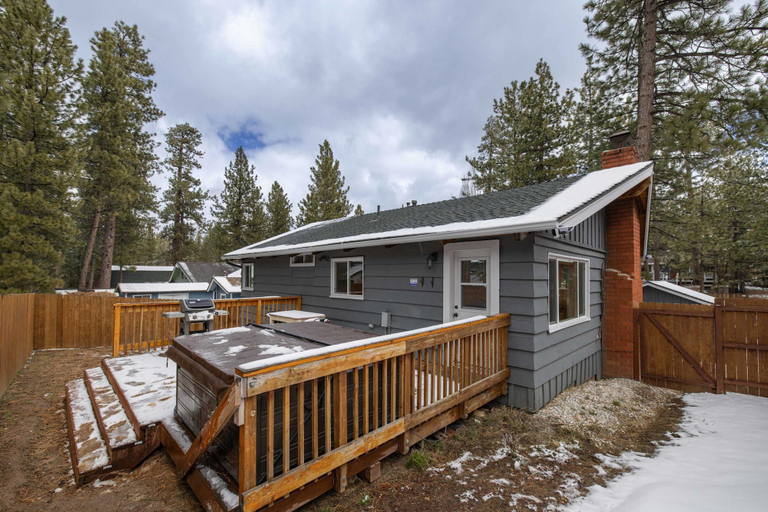 Room 5, Quail Drive 2 Bdrm 1 Bath Modern Cabin Hot Tub, San Bernardino