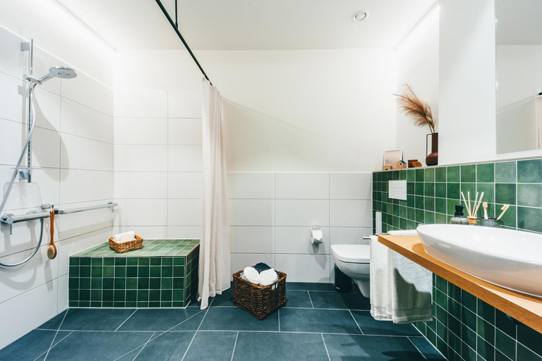 Bathroom 2, LIVELY Weiße Dame Gronau, Borken