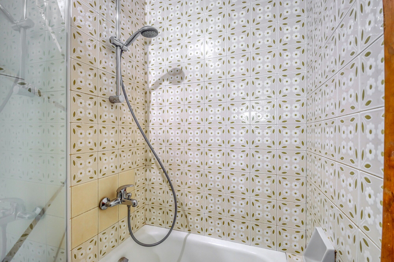 Bathroom 3, Beachfront Apartment in Platja Almadrava, Girona