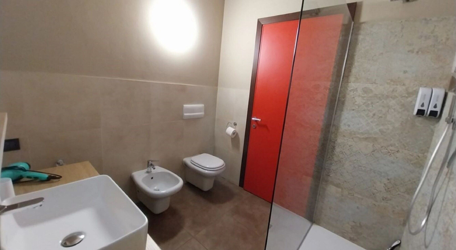 Bathroom 3, Apartment in Iseo With Pool Views, Brescia