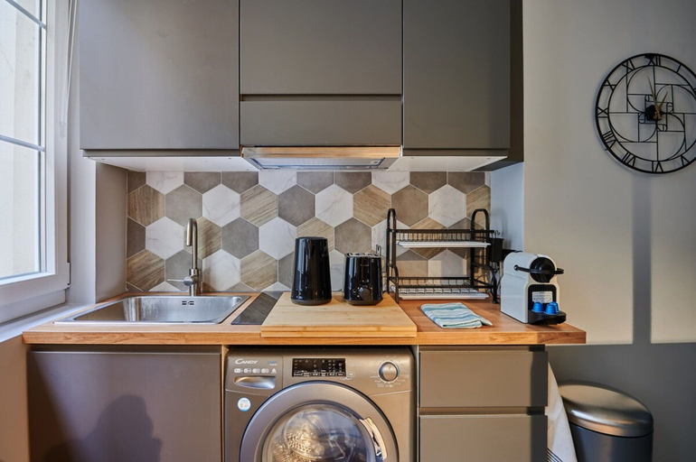 Private kitchen 2, Very Charming Apartement Louvre Palais Royal, Paris