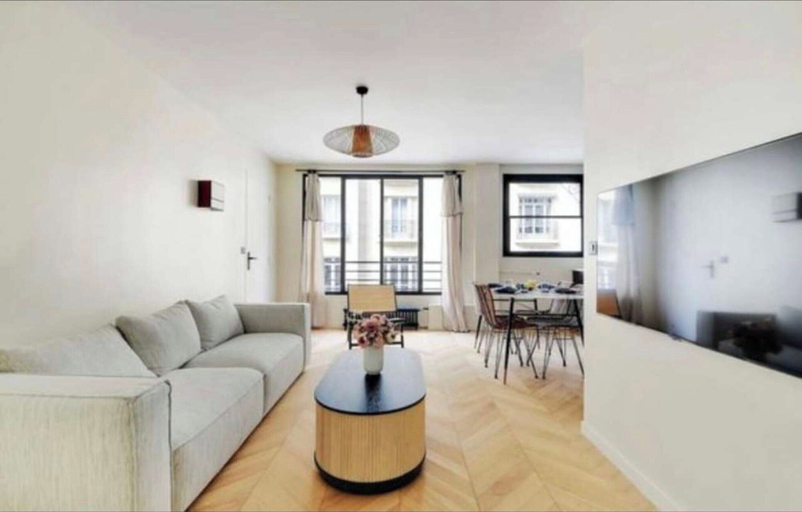 Living area 3, Superb Apartement Tour Eiffel Invalides, Paris