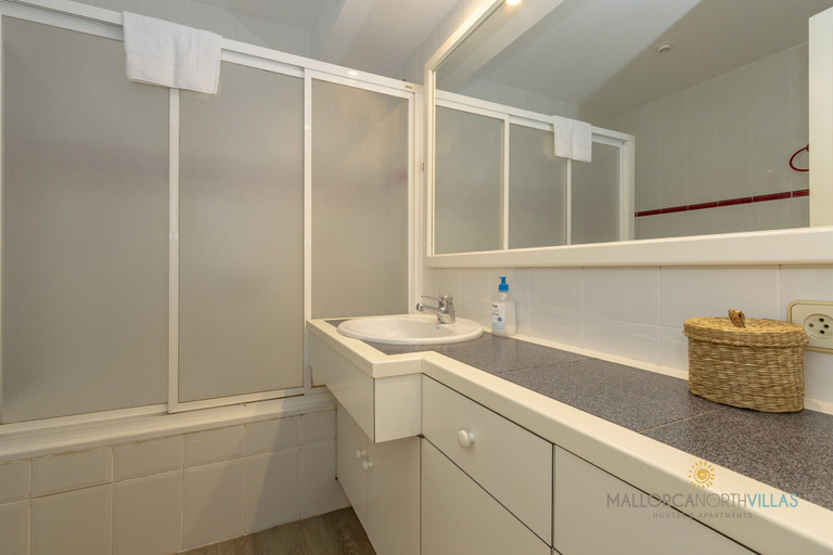 Bathroom 2, Apartment in Port de Pollenca by the Beach, Baleares