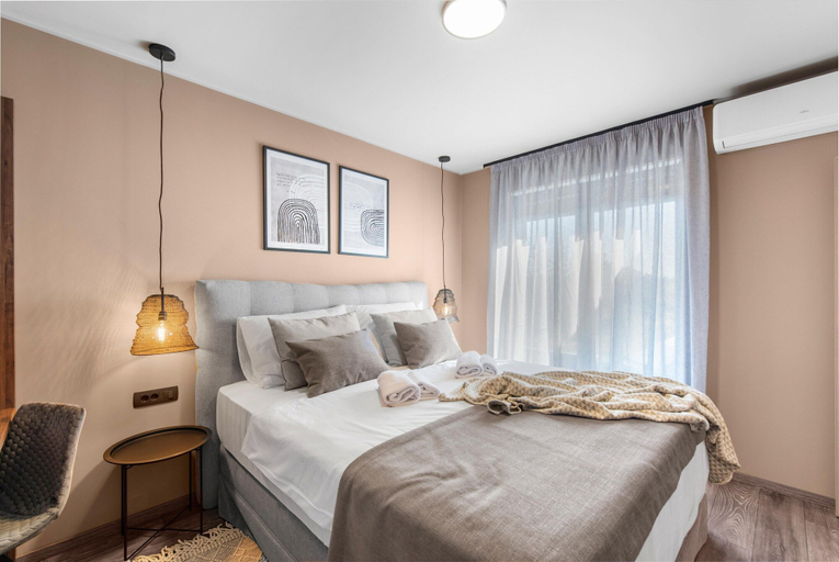 Room 2, Apartment in Pula With Sea View and Bubble Bath, Brtonigla