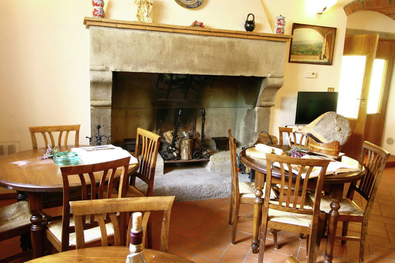 Dining 5, Farmhouse in Poppi With Pool & Gardens, Arezzo