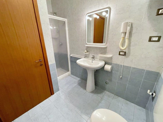 Bathroom 2, Apartment in Caorle Near Adriatic Sea, Venezia