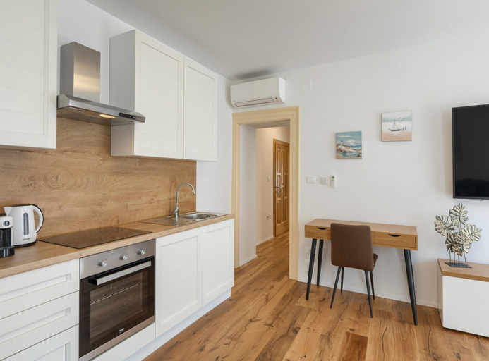 Private kitchen 4, Modern Apartment With Open-air Parking, Poreč