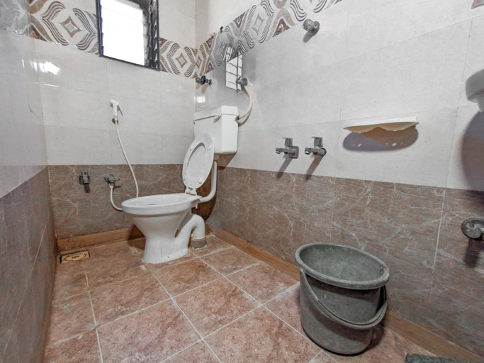 Bathroom 4, Maa Madhvadi Hotel & Restaurant, Kachchh