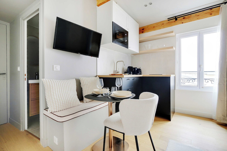 Dining 3, Cosy Studio With AC -2p- Sacra-coeur Montmartre, Paris