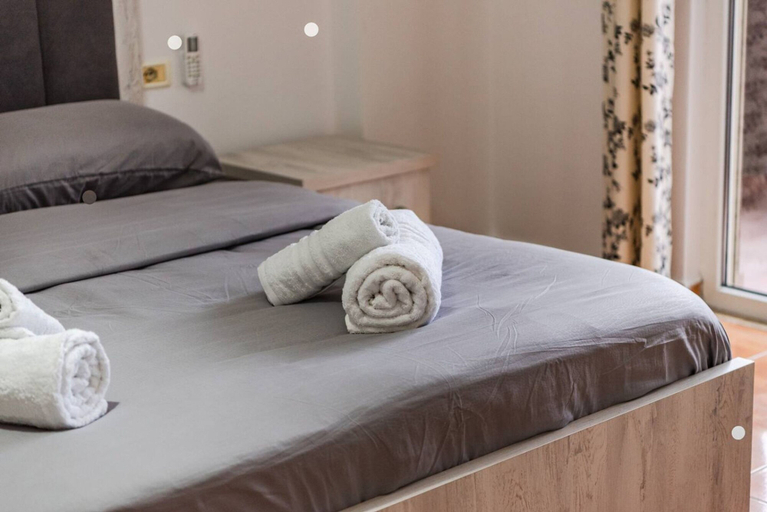 Room 5, The Triple Comfort Loft Spacious 3BR in Shkod r, Shkodrës