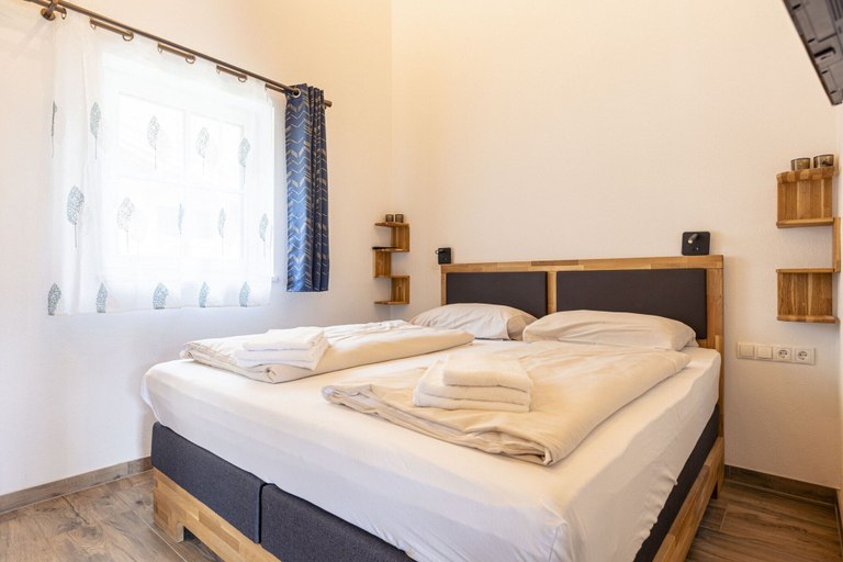 Room 2, Superior Ferienhaus # 3A mit Sauna, Zell am See