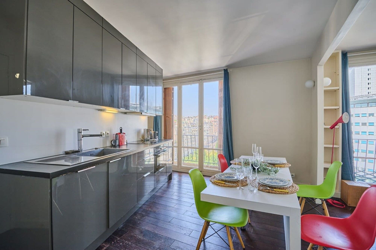 Private kitchen 2, Sublime 2 Bedroom Flat Quai de Seine Eiffel Tower, Paris