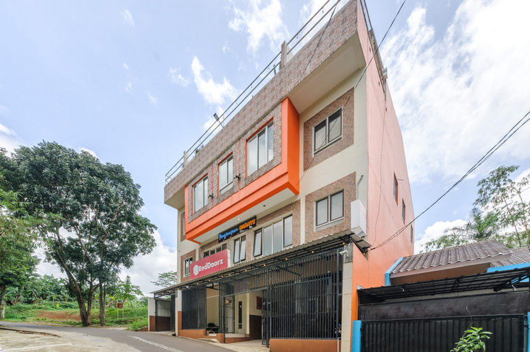 Exterior & Views 2, RedDoorz near The Jungle Waterpark Bogor, Bogor