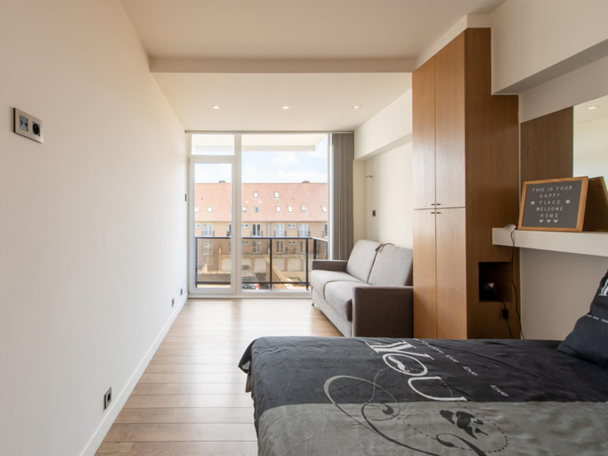 Room 4, Apartment With Frontal sea View in Raversijde, West-Vlaanderen