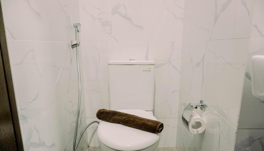 Bathroom 2, Best Deal Studio Pacific Garden Apartment Alam Sutera, Tangerang