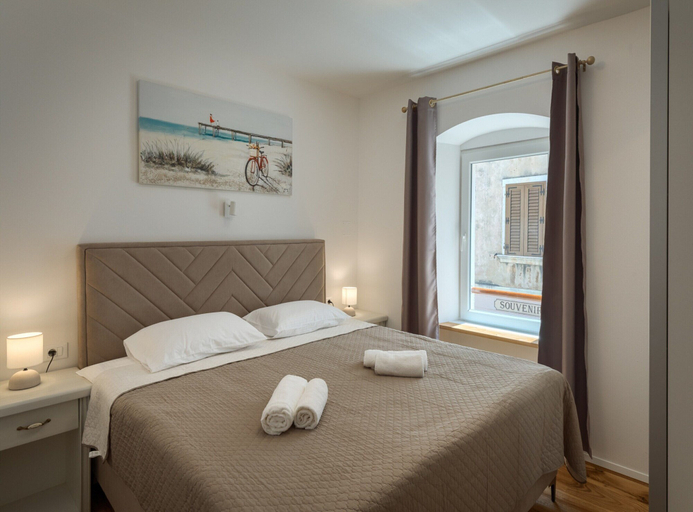 Room 3, Modern Apartment With Open-air Parking, Poreč