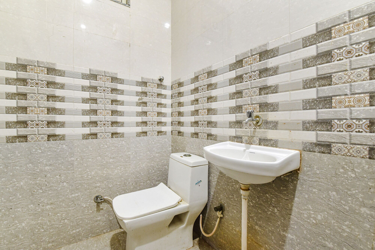 Bathroom 3, Fabhotel Maa Gayatri Sadan, Mathura