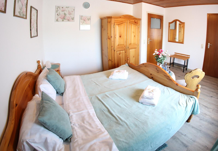 Bedroom 3, Hotel-Restaurant Zum Burgkeller, Birkenfeld