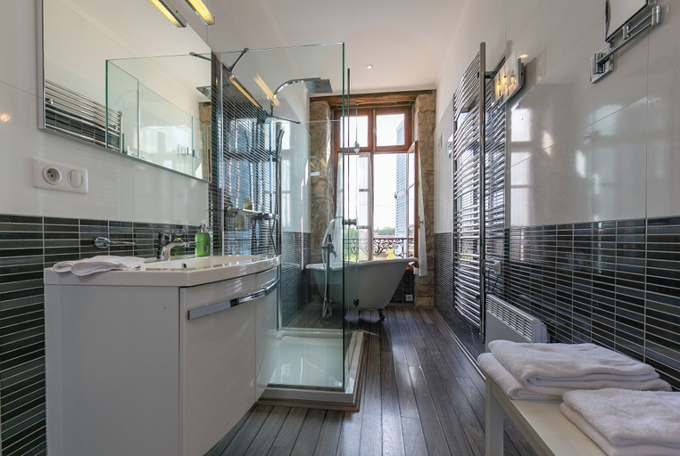 Bathroom 5, Hotel Les Deux Chevres Gevrey-Chambertin, Côte-d'Or