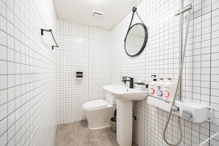Bathroom 5, Sindang A, Jung