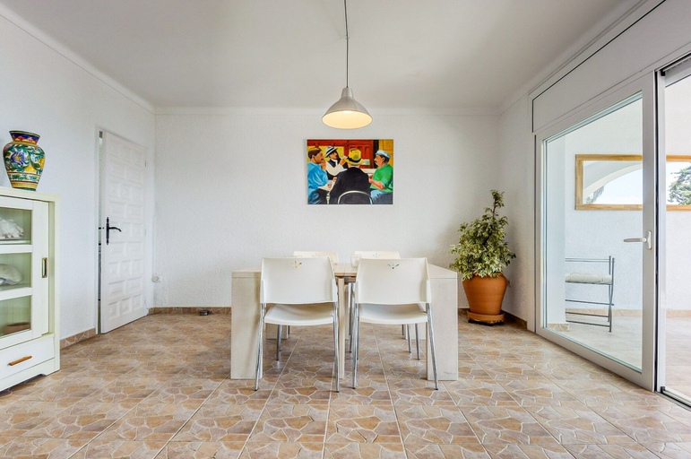 Dining 4, Apartment in Roses Near Canyelles Beach, Girona