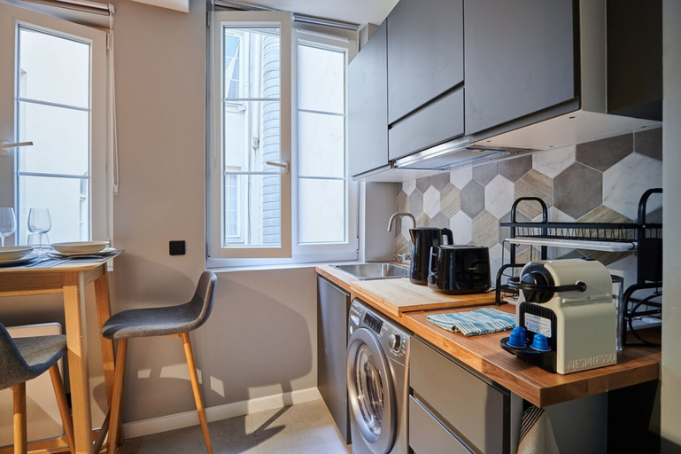 Private kitchen 4, Very Charming Apartement Louvre Palais Royal, Paris