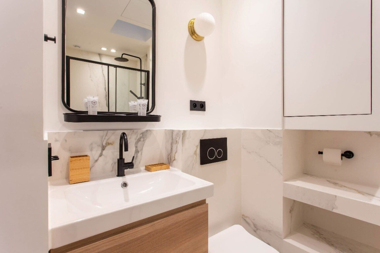 Bathroom 2, Cozy Studio Retreat in the Heart of Paris - Madeleine Opera, Paris