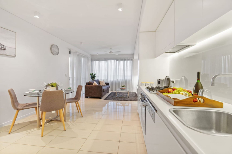 Room 5, Zen By The Sea Pool - Balcony Dining - Seaview, Darwin