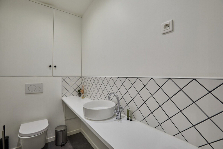 Bathroom 5, Superb 3 Bedroom Flat in the Center of Paris, Paris