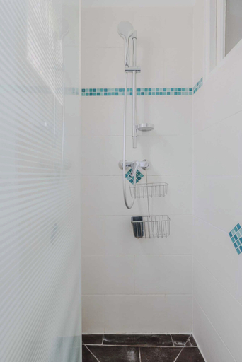 Bathroom 5, Apartment in Montmartre With 1 Room, Paris