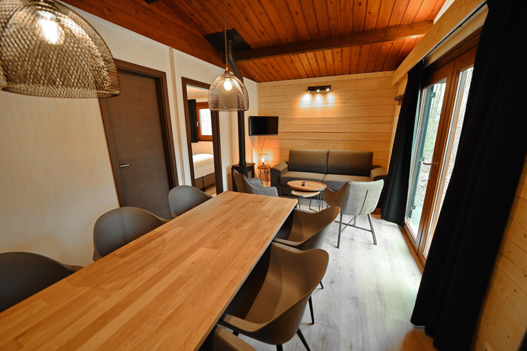 Dining 2, Chalet in Belgium Near Scenic Hiking Trails, Namur